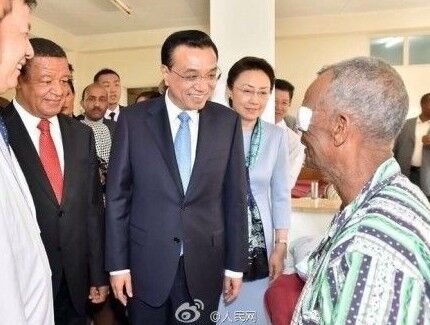 李克强总理访问非洲 为埃塞白内障患者拆纱布
