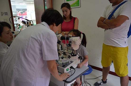 汉夫妇千里求医 为女儿撑起光明视界 - 弱视治